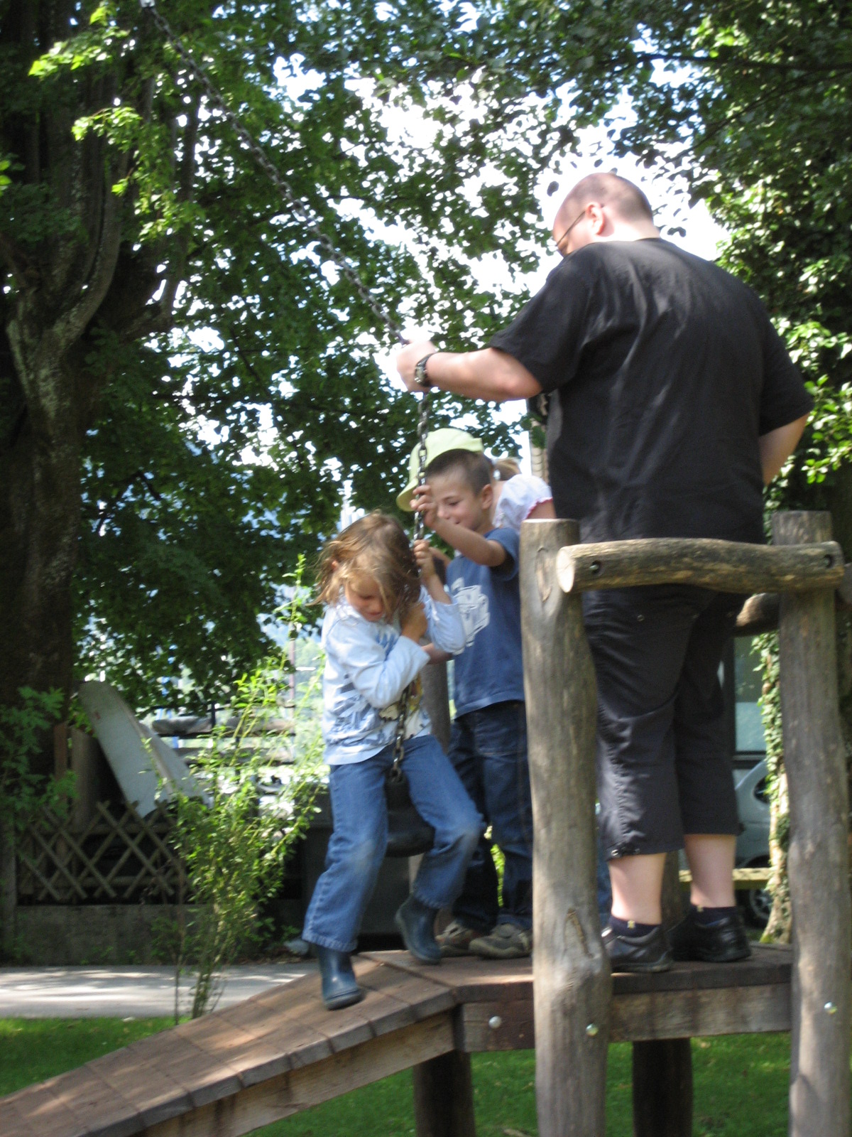 Die großen und kleinen Kinder am Spielen