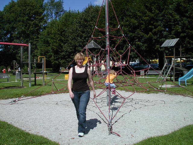 Eowyn und Klein-Enoxid spielen im Sandkasten