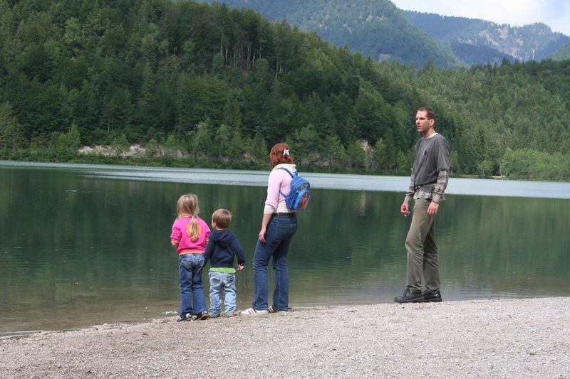 Kuschel und Knulp blicken ueber den weiten See