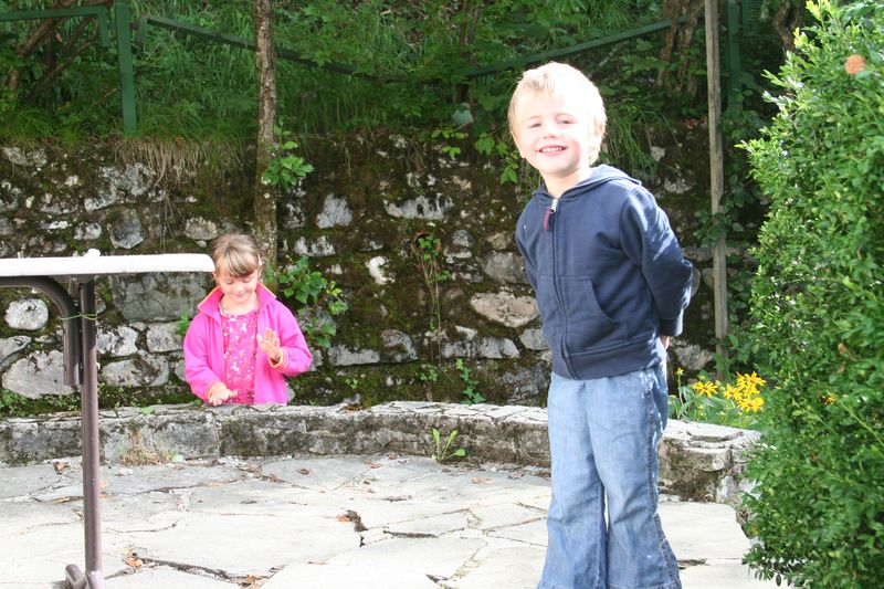 Paul und Tamara im Garten