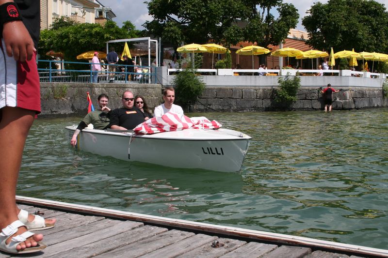 Wenn Kati hier schon gewusst haette, was passiert wenn Gralkor aus dem Boot steigt, dann waere sie wohl gleich ins Wasser gespru