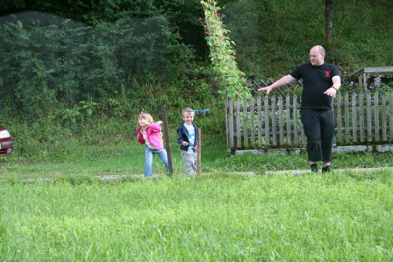 Gralkor beschaeftigte waehrend des Aufraeumens die Kinder